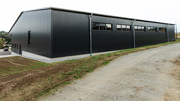 Gewerbehalle. Das Logistikzentrum Möbel Schuster in Passau wurde mit hochwertigen Kunststoff-Fenstern von der Schreinerei Renaltner aus Passau ausgestattet.