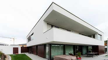 Neubau Wohnhaus in Passau mit Fenster und Türen sowie mit Panorama Schiebetüre von Schreinerei Renaltner aus Passau, Höch 21, 94127 Neuburg am Inn, Deutschland