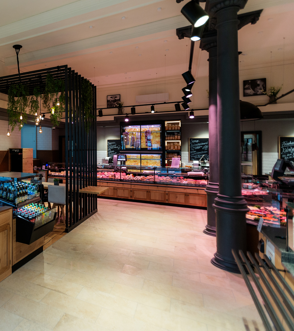 Leberkäse, Knackern, Weißwürsten, Presssack, Lebendvieheinkauf, Sorte, Zart, saftig, gereift, unterschiedlich, Parameter, beispielsweise, Aufzucht, Fütterung, Transport, beeinflusst, langjährige, Partnerschaft, artgerechte, optimale, garantieren, Nähe, Partnern, möglichst, kurze, Transportwege, Schlachthöfen, Vilshofen, Passau, verantwortungsvoll, respektvoll, Umgang, spiegelt, hohen, wider, schmeckt, Auszeichnungen, Deutschen Fleischer-Verband, Internationaler Qualitätswettbewerb, höchste handwerkliche Meisterqualität, mehrfach, zahlreiche, DFV-Medaille, Gold, Silber, verliehen, Heißtheke, erwartet, Auswahl, warmen, Mittagsmenü, trendig, Snacks, großen, kleinen, Hunger, zwischendurch, Immer, heiss, Heisstheken, warmen Leberkäse, Fleischpflanzerl, Schnitzel, Wammerl, Brotzeit, Mittagspause. Empfehlung, abwechslungsreich, Wochenngebot, Angebote, Wochenanfang, Wochenende, Mittagsgericht, Gerichte, Speiseplan, Vilshofen Aidenbacherstraße, erhältlich, Landwirt Josef Zitzlsperger, Artgerecht, Tierhaltung