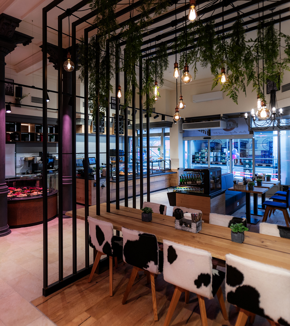 konventionell, Mast, Herzen, Einfluss, Antibiotika, Medikamente, Haltung, Glück, Schwein, überglücklich, Aldersbach, gefunden, Glückliche Schweine, jederzeit, selbst, entscheiden, Stall, lieber, frischen, Luft, wachsen, 2016. neu, erbaut, Stallung, Mastschweine, doppelt, Platz, Spielzeug, volles, Aroma, entwickeln, Dank, Strohhaltung, Auslauf, Umgebung, Fleischqualität, Region, Ferkelzucht, Haupthof, sieben, Monate, Futtermittel, Aufzuchtbedingung, natürlich, gesichert, partnerschaftlich, ausschließlich, Bauernhof, Lang, kundenorientiert, saisonal, Abwechslung, präsentiert, Traditionsrezept, Neues, Leidenschaft, Familienbetrieb, Maria und Franz Braidt, Unternehmen, ansässig, Mittelpunkt, Verwendung, Stammkunden, bescherte, erfolgreiche, Firmengeschichte, zurückblicken, Mehrfach, strengste, Kontrolle, Überwachung, Grundlage, gutem, entstehenden, Ausgangsprodukt, streng, Leitsatz, gesund, ufwächst, wirklich, Lebensmittel, gelten, ständig, Qualitätsüberprüfung, Zerlegung, Arbeitstag, durchgehend