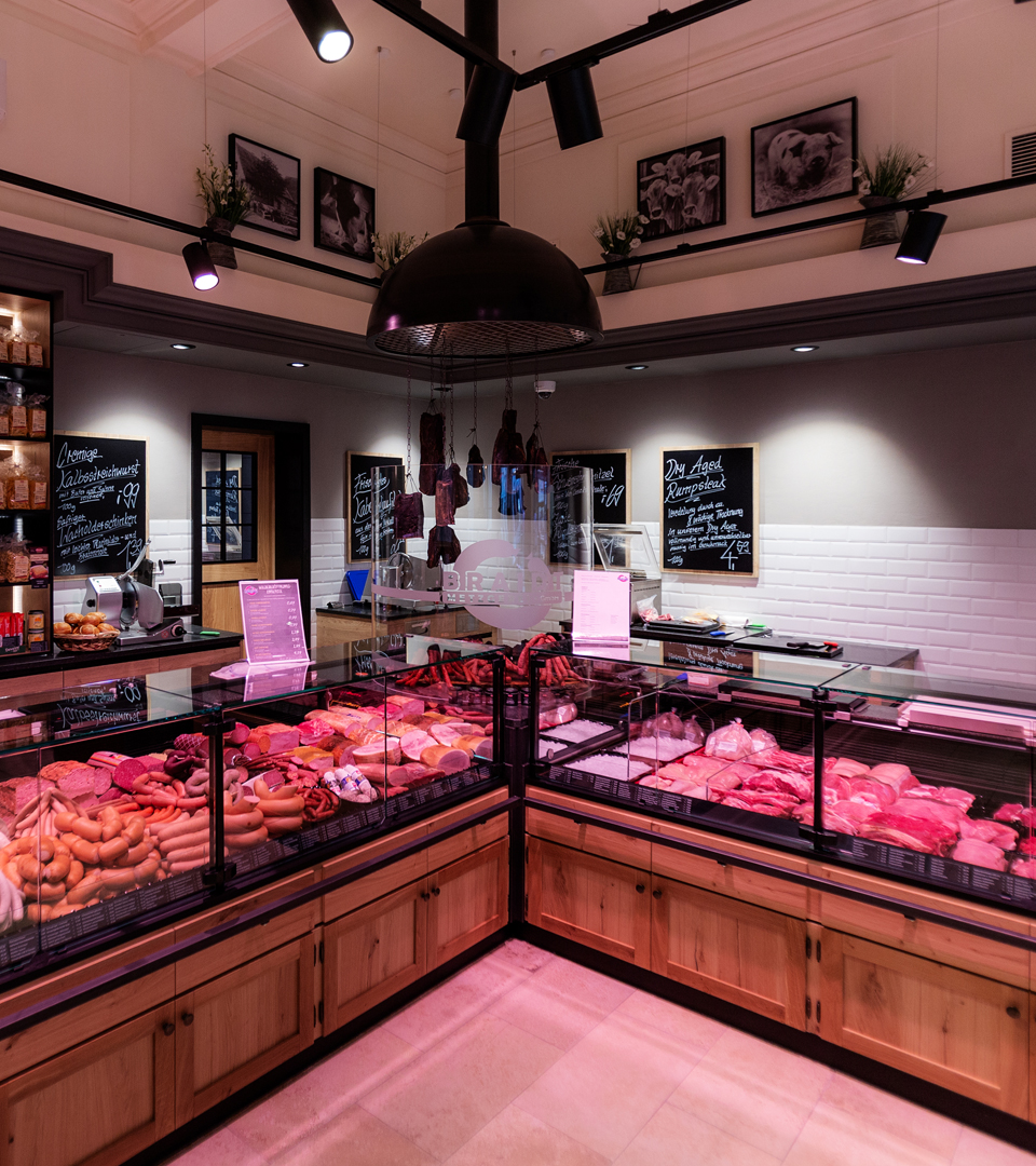 IFFA-Qualitätswettbewerb, DFV, beteiligt, Fleischer-Fachgeschäft, Vielfalt, Vergleich, messen, Pokale, Medaillen, Urkunden, Wettbewerbe, attraktiv, Instrument, Betrieb, gezielt, Eigenkontrolle, Qualitätssteigerung, nutzen, Stadtplatz, Aidenbacher Straße, Osterhofen, Altenmarkt, Klosterwiese, Deutschland, Eging am See, Alkofen, Fürstenstein, Passau, Innstadt, Hutthurm, Hacklberg, Schwarzach, Ideal, geeignet, Grillen, Grill, Schinken, Kochschinken, niedrig, Energiegehalt, praktisch, fettfrei, ausgewählt, Schlegelteile, richtig, pH-Wert, veredeln, schmackhaft, Rohschinken, Jahrhundert, alt, Technik, Salz, Gewürze, eingerieben, haltbar, Auslese, Qualitätskontrolle, typisch, Geschmack, erzeugen, Fertiggericht, Einfach, schnell, gekocht, Köstlichkeit, Glas, Genießen, lecker, Hausmannskost, vielseitig, fertig, aufwärmen, ideal, schnelle, Mahlzeit, Zeit, Schmankerl, Geschenke, Schön, Geschenkidee, Bayern, Rest, Welt, Echte, Handwerkskunst, Hot Dog Automat, Hot Dog Fans, aufgepasst, Klassiker, Perfekt, Aktione, Events