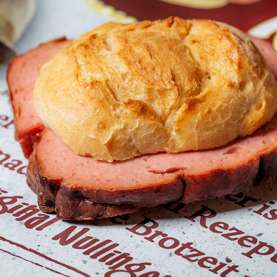 Speisefettsäure,  Geschmacksverstärker, Natriumglutamat, Petersilie, Abgepasste Jagdwurst, wild, Herkunft, Jagdwurst, Schnittwurst, Mix, feinstem, Aufschnittbrät, grobem, Schweineschulterfleisch, Pistazien, herzhaft, rustikal, Gaumenschmaus, Abendbrot, garantiert, Abgepasste Kochsalami, Kochsalami, Richtig, bayerisch, mager, bilden, Basis, würzig, Geschmack, Durchschnittlich, Kümmel, Knoblauch, Süßungsmittel, Maltodextrin, Rauch, Abgepasste Paprikalyoner, Vitaminreich, rote, gelbe, grüne, Paprikastreifen, Wurst, Paprikalyoner, schmeckt, frisch, natürlich, ausschließlich, Paprika, Abgepasste Schinkenwurst, Schinkenwurst, Produktgruppe, Frischwurst, saftig, Schweineschinkenwürfel, verfeinert, Abgepasste Tiroler, Tirolerwurst, Delikatesse, Würzung, einzigartig, Altbayerischer Leberkäse, altbayerisch, Leberkäse, Rindfleisch, kernig, Bauchspeck, Verfeinert, ausgewählt, echt, Genuss, Berliner Zugenwurst, klassisch, Blutwurst, Kombination, gewürfelt, gepökelt, Zungenstück, Mischung, zahlreich, Geschmacksnote