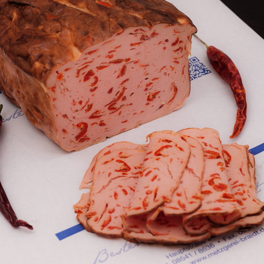 Leckerbissen, Bierkugel, gut, ausgesucht, sorgfältig, Senfkörner, abrunden, Gefüllt, kugelförmig, Darm, geräuchert, Chilibeißer, Würstl, perfekt, Snack, zwischendurch, Chilinote, eher, dezent, niemand, Angst, scharf, Geschmackserlebnis, Currywurst, lecker, Exportschlager, Deutschland, Brötchen, Pommes, Imbiss, Biss, Treffer, Soße, Grilleigenschaft, Brateigenschaft, Qualität, Kultstatus, Debrecziner, feurig, Ungarn, Ursprung, deutschsprachig, Raum, Fenchelsalami, grobkörnig, Salami, bestem, regional, einmalig, verleiht, Salami, außerordentlich, mediterran, Hauch, Italien, mag, verliebt, reift, Reiferaum, gesundheitsfördernd, Wirkung, Heilpflanze, Körper, Frischwurstaufschnitt Ansbacher Presskopf, Ansbacher Presskopf, raffiniert, Schweinekopf, Gehackt, abschließend, Kümmelnote, Bierwurst, Frischwurstaufschnitt Champignonwurst, Champignonwurst, Frischwurstsorte, Champignons, handwerklich, altbewährt, Rezeptur, Muss, Schwammerl, Fan, Frischwurstaufschnitt Eierwurst, Eierwurst, elegant, Mix, Paprikastück, Eier