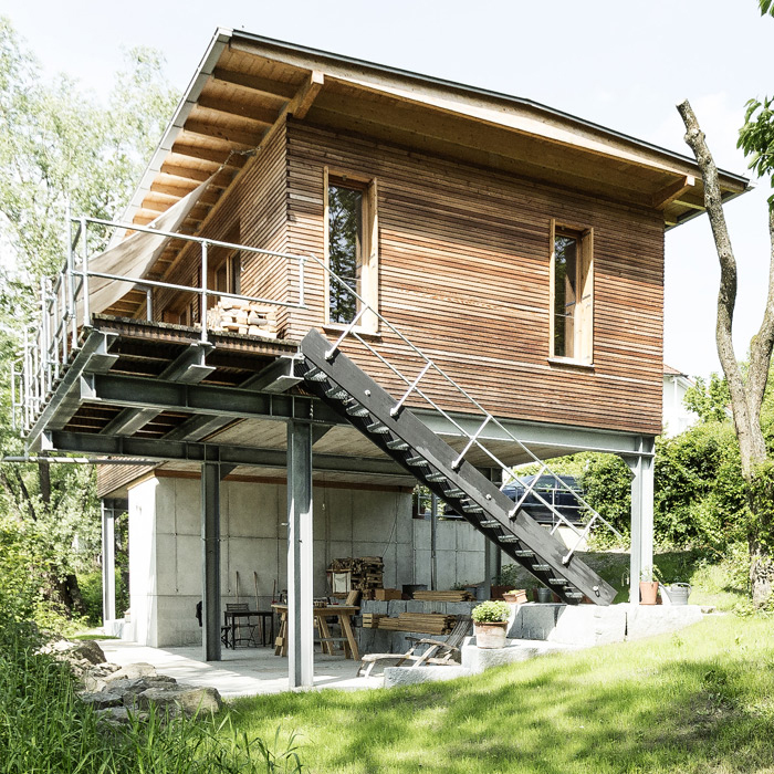 Echtholz-Wetterschenkel, Leimfuge, Außenbereich, Dämmwert, vorstehend, Blendrahmen, stärker, historisch, Denkmalschutz, Flächenbündig, Holz-Fenster, Innen, Herstellung, Fensterprofil, Klar, Schmal, Rahmenansicht, Lichteinfall, Niveau, Anspruchsvoll, Designlösung, Wohngebäude, Objektbau, Lack, Widerstandsfähig, gestaltbar, Endprodukt, Professionell, Präzision, Fenstergeneration, verbessert, Rundum-Service-Paket, zuverlässig, berücksichtigen, Hausstil, Inneneinrichtung, Glasausschnitt, Stoßgriff, Sockelblende, Effizienz, kostensparend, Verwendung, Wärmeschutzglas, PU-Kern, Wärmedämmfüllung, erheblich, Heizkostenersparnis, absolut, Komponente, 3-fach-Verriegelung, Verbundsicherheitsglas, Aufbohrschutz, elektronisch, Schließsystem, Aushebelsicherung, Betreuung, Mitarbeiter, geschult, Haustürenausstellung, Lebensqualität, spielen, Wohlbefinden, Charakter, Wohnraum, einbruchssicher, beruhigt, schlafen, Aspekt, Produktdetail, Witterungsschutz, Fensterstreichen, Profilierung, Gestaltungsfreiheit, Strucktur, Isolierglas