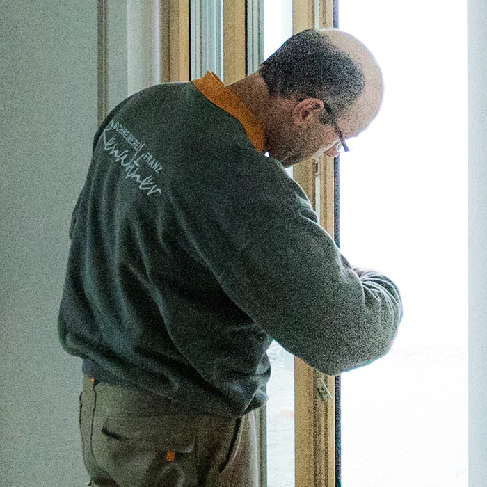 Schalldämmung, Kammer-Aufbau, Zusätzlich, Verbesserung, Schaumtechnologie, IKD, Sicherheitsstandard, optional, verdeckt, Bandseite, Kunststofffenster, Dichtung, besser, Schutz, eindringend, Feuchtigkeit, Mitteldichtungssystem, stabil, Mittelsteg, mechanisch, Teile, Einflüssen, Einfluß, Ansichtsbreite, Flügelabdeckprofil, Witterungseinflüssen, Dauerelastisch, Versieglung, Außenseite, Glasleiste, eingefräst, Schließteile, vereinfacht, Reinigung, Steinbankfalz, vorgerichtet, Alufensterbank, verdeckt, Beidseitig, schlicht, kantig, Wartungsfrei, Offen, geschlossen, Brüstungsfuge, Überfälzt, genagelt, angefräst, Eckverbindung, Spezialverbinder, verpresst, verklebt, Nassverglasung, Erhöht, Glaseinstand, RAL-Farben, lieferbar, Holzdekor, Hebeschiebetür, Thermik, Flach, Schwelle, unten, flache, Bodenschwelle, thermisch, getrennt, Schwellenlos, Übertritt, Klassik, Zugehörigkeit, GEALAN-Systemfamilie, unschwer, erkennen, erkennbar, Typisch, Identifikation, Identifikationsmerkmal, Füße, Blendrahmenrücken, identisch, Aufnahmenuten