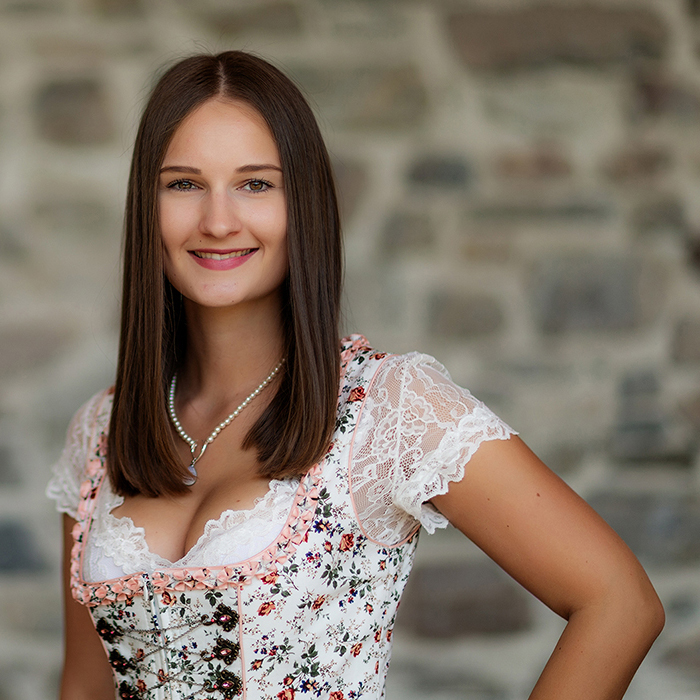 Beruf, Zweig, Weg, Kommunikationsdesignstudium, Hochschule, Möglichkeit, Disziplin, Masterstudium, vertiefen, Praxis, Kreativität, Schönheit, Leserlichkeit, Widerspruch, Verhandlungsgeschick, Redaktion, Autor, Fotograf, Magazin, Zusammenarbeit, Redakteur, Illustrator, Illustration, Schaubilder, Infografik, Vektorisierung, Logo, Erfahrung, Fundament, Einzelunternehmen, Kleinunternehmen, Künstler, Institutionen, Vereine, preiswert, Solution, Druckdienstleister, Mediendienstleister, realisieren, innovativ, Printprodukte, Werbemittel, Idee, Auslieferung, Full-Service-Versprechen, vertrauen, individuell, Lösung, optimal, erwarten, produzieren, verantwortungsvoll, nachhaltig, Zusammenspiel, Team, Technik, traditionell, Vision, größtmöglich, Nutzen, Kreation, Verlag, Werbeagentur, Webdesign, Studio, Fotoatelier, flach, Hierarchie, Rangordnung, Mensch, Tier, Sache, untereinander, Komplement, Heterarchie, stufenmäßig, Überordnung, Unterordnung, beruhend, kundenorientiert, Projekt, Erleben, Unterschied, Agentur, kreativ