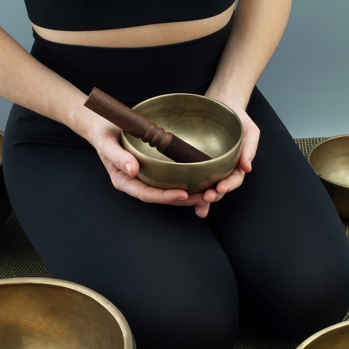 Bedürfnis, eingehen, verglichen, Recht, Individualität, Bindung, verlässlich, handlungsfähig, reflektieren, fachlich, Entspannungsangebot, entspannt, Klangschale, Klang, Schwingung, heilsam, Hektik, Reizüberflutung, Ruhelosigkeit, Auszeit, Seele, Bauch, Fruchtwasser, Mutter, Herzschlag, tief, Ebene, Regeneration, genießen, hochwertig, mühelos, Abstand, Energie, fließen, hören, Balsam, hektisch, Töne, berühren, intensiv, Blockade, gelöst, Verspannung, Schmerz, Linderung, Kontraindikation, Herzschrittmacher, Psychose, Epilepsie, Schwanger, Sauerstoffaufnahme, Reduktion, Meditation, Körperreise, Chakrareise, Traumreise, Shinrin Yoku, Heilmeditation im Wald, Autogenes Training, Progressive Muskelentspannung, Qi Gong, Kunsttherapie, Ambulant, bewältigen, meistern, psychosomatisch, bewältigen, lindern, psychotherapeutisch, Arbeit, Verhaltenstherapie, Grundidee, Beschwerden, angemessen, Denkweise, Verhaltensweise, Übergeordnet, Prinzip, Selbsthilfe, Patient, Einsicht, Ursache, Entstehungsgeschichte, Methode, Hand