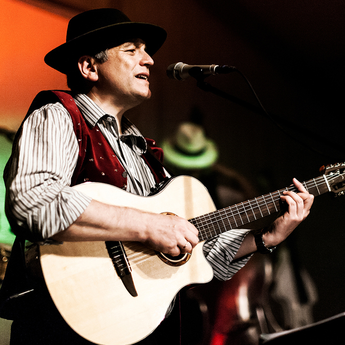 Messenger, Funktionalität, Freund, Kontakt, Posts, Like-Button, Kommentar, Privatpersone, privat, Darstellung, Person, Bekannte, Vordergrund, Facebook-Fanpage, Facebook-Nutzer, Algorithmus, Relevanz, Newsfeed, Dachmarke, Meta, Kommunikationsplattform, Zukunft, entwickeln, Metaverse, YouTube, MAUs, Videoportal, Google, Videoplattform, Themen, kostenlos, Webbrowser, ansehen, bewerten, hochladen, Content, liken, verbreiten, Abonnent, Klick, markenspezifisch, Viralität, Werbeplattform, attraktiv, Anzeigenformat, Video Ads, platzieren, WhatsApp, Messaging-Dienst, Austausch, Textnachricht, Bilddatei, Videodatei, Standortinformation, Dokumente, Kontaktdaten, WhatsApp Business App, speziell, Kleinunternehmen, entwickelt, erleichtert, Automatisieren, Ordnen, Beantworten, Antwort, Nachricht, mittlere, größere, Userzahl, rasant, meistgenutzt, enorm, gewachsen, Bedeutung, Teilen, Fotos, vielfältig, Marketingmöglichkeit, Instagram Ads, aufmerksamkeitsstark, Follower, Reichweite, Werbung, Beitrag, Form, Vorliebe, Instagram Trend Talk