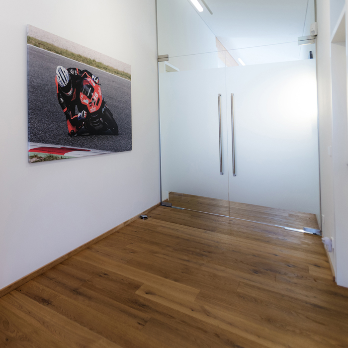 Arbeitgebermarkenbildung, Philosophie, Wiedererkennungswert, Onlinepräsenz, Geschäftswelt, sichtbar, Match, Inspiration, Impulsgespräch, Kaffeepause, Bildstrategie, WOW-Content, kommunizieren, speziell, Unternehmensgeist, Level, Coaching, Einladung, Ausstellung, Experimentell, Fotowerk, Grenze, Realität, Fantasie, Spiel, tief, Experimentierfreude, Betrachter, vertraut, Muster, Wahrnehmung, hinterfragen, Sichtweise, Fotoverfremdung, Kamera, Businessfotografie, Businessfoto, Firmenfoto, Corporatefotografie, Architekturfotografie, Mitarbeiterfotografie, Gemeinsamkeit, Professionell, erstellt, Qualität, Potenzial, professionell, Visitenkarte, Ausrichtung, Büro, Praxis, Kanzlei, Ladenlokal, Werkstatt, Standort, Arbeitssituation, Kurbeln, Faktor, Neukunde, Bedürfnis, Vorfeld, hautnah, Mittelpunkt, Visual, Stimmung, Kunstwerk, Drehpunkt, Angelpunkt, Schmuck, schmückend, Beiwerk, kennenlernen, Verspielt, clean, reduziert, Geschichtenerzähler, Wort, Detail, Naturfotografie, Hotelfotografie, Imagevideo, Drohnenvideo