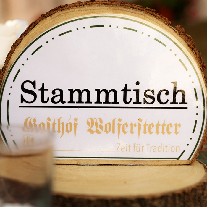 rustikal, Ambiente, modern, Komfort, schlafen, einfach, gut, Morgen, Akku, laden, Frühstücksbuffet, kosten, Fahrrad, Fahradgarage, Bikegarage, Radlkeller, Fahrradstellplatz, Werkstatt, Fahrradwerkstatt, Radlreparatur, Radreparatur, Werkstatt, Vorgeschmack, Übernachtungsgäste, täglich, Vorspeise, Bayerisches Gedeck, Obazda, Griebenschmalz, gekräuterter Hüttenkäse, Gebäck, Hauptgericht, Krustenbraten vom Strohschwein an Knödelduett und Speckkrautsalat in herzhafter Kümmel-Dunkelbier-Jus, Brotzeit, Imbiss, Brotzeitbrettl mit regionalen Wurstspezialitäten, kaltem Braten, Bergkäse und eingelegten gegrillten Gemüse, Dessert, Karamellisierte Apfelkücherl mit Beerenragout, Speisekarte, miteinander, groß, neu, gestaltet, altehrwürdig, Charme, erhalten, Feste, Feiern, Veranstaltungen, 120 Gästen, Gern, Anfrage, Zeit, neues, bieten, Catering, Kochkurs, Küchenchef, Backkurs, Patissier, Fan-Shop, Lieferservice, Schmankerl-Express, Übernachtung im Privatboot auf der Donau, buchen, Facebook, Social Media, Nacht, Durchreise, Radlkeller