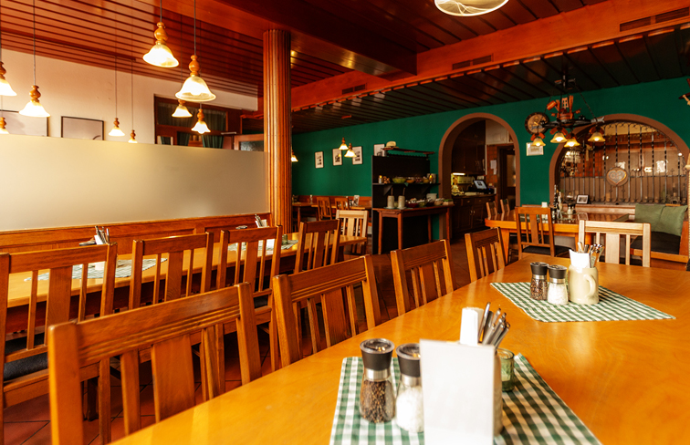 bieten, Catering, Kochkurs, Küchenchef, Backkurs, Patissier, Fan-Shop, Lieferservice, Schmankerl-Express, Übernachtung im Privatboot auf der Donau, buchen, Facebook, Social Media, Nacht, Durchreise, Radlkeller, perfekt, ausgestattet, Personal, hilft, tatkräftig, Räder, einparken, Sehr, sauber, Unterkunft, bayrisches Bier, immer, gut, April, Toplage, sehr, regional, komfortabel, rundum, wohlgefühlen, Viel, Dank, schön, Aufenthalt, Wirtsfamilie, fair, Preis, Familie, Kinder, persönlich, kümmern, willkommen, Terrassencafé, Verkehrslandeplatz Vilshofen an der Donau, unmittelbar, Nähe, Schiffsanlegestelle, flussaufwärts, Passau, Genießen, gutbürgerlich, Tasse, Kaffee, Stück, selbstgebacken, Kuchen, wunderbar, Donaupanorama, wirken, Vilshofen, Vilshofen an der Donau, Gastronomie, Gasthaus, Gaststätte, Gasthof, Wirtshaus, Lokal, Essen, Trinken, Eis, Restaurant, Küche, Biergarten, Pension, Zimmer, Fremdenzimmer, Gästezimmer, Übernachten, Schlafen, Unterkunft, Radfahrer, Donauradweg, Bike, eBike, E-Bike, Familie, Begrüßung