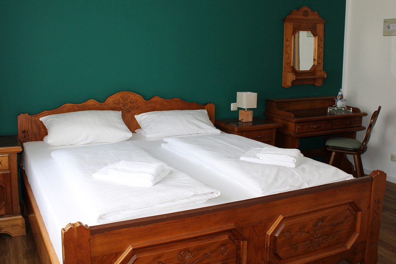 Bike, eBike, E-Bike, Familie, Begrüßung, Herzlich, Traditionsgasthof, Stadtplatz, servieren, Brauerei, Bräustüberl, traditionell, Bayerische Küche, Gäste, frühstücken, Frühstück, Festsaal, Hochzeiten, Geburtstage, Versammlungen, passenden, Rahmen, gemütlich, Biergartenterrasse, Terrasse, besten, Blick, bunte, Treiben, typisch, bayerische, Schmankerl, freundlich, Lächeln, natürlich, frisch, gezapft, Wolferstetter, Zimmer, Urig, renoviert, Gastzimmer, kombinieren, rustikal, Ambiente, modern, Komfort, schlafen, einfach, gut, Morgen, Akku, laden, Frühstücksbuffet, kosten, Fahrrad, Fahradgarage, Bikegarage, Radlkeller, Fahrradstellplatz, Werkstatt, Fahrradwerkstatt, Radlreparatur, Radreparatur, Werkstatt, Vorgeschmack, Übernachtungsgäste, täglich, Vorspeise, Bayerisches Gedeck, Obazda, Griebenschmalz, gekräuterter Hüttenkäse, Gebäck, Hauptgericht, Krustenbraten vom Strohschwein an Knödelduett und Speckkrautsalat in herzhafter Kümmel-Dunkelbier-Jus, Brotzeit, Imbiss, Brotzeitbrettl mit regionalen Wurstspezialitäten, kaltem Braten