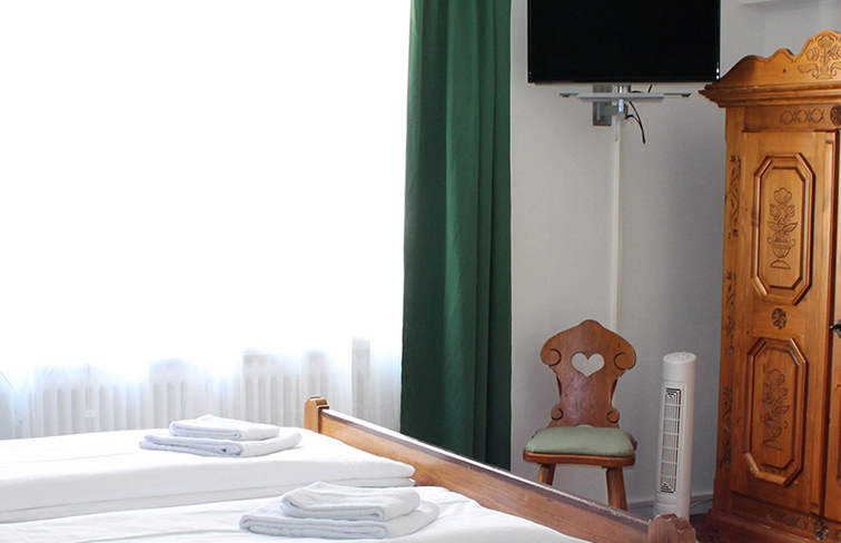 Bergkäse und eingelegten gegrillten Gemüse, Dessert, Karamellisierte Apfelkücherl mit Beerenragout, Speisekarte, miteinander, groß, neu, gestaltet, altehrwürdig, Charme, erhalten, Feste, Feiern, Veranstaltungen, 120 Gästen, Gern, Anfrage, Zeit, neues, bieten, Catering, Kochkurs, Küchenchef, Backkurs, Patissier, Fan-Shop, Lieferservice, Schmankerl-Express, Übernachtung im Privatboot auf der Donau, buchen, Facebook, Social Media, Nacht, Durchreise, Radlkeller, perfekt, ausgestattet, Personal, hilft, tatkräftig, Räder, einparken, Sehr, sauber, Unterkunft, bayrisches Bier, immer, gut, April, Toplage, sehr, regional, komfortabel, rundum, wohlgefühlen, Viel, Dank, schön, Aufenthalt, Wirtsfamilie, fair, Preis, Familie, Kinder, persönlich, kümmern, willkommen, Terrassencafé, Verkehrslandeplatz Vilshofen an der Donau, unmittelbar, Nähe, Schiffsanlegestelle, flussaufwärts, Passau, Genießen, gutbürgerlich, Tasse, Kaffee, Stück, selbstgebacken, Kuchen, wunderbar, Donaupanorama, wirken, Vilshofen