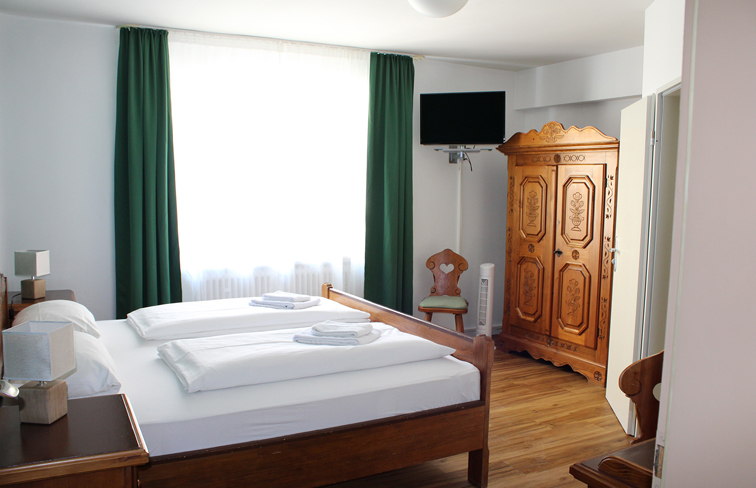 Hotel, Pension, Unterkunft, EInzelzimmer, Doppelzimmer, Übernachtung, Bayerisch, Natur, hautnah, erleben, Kultur, Niederbayern, Donau, Radweg, Passau, Bayerischer Wald, nationalpark, ideal, Abenteuerlustige, Erholungssuchende, Genießen, Auszeit, Wellnesshotel, Donau, direkt, malerisch, Uferpromenade, traumhaft, Radtouren, Passauer Land, Durchreise, Urlaub, perfekt, Erholungserlebnis, helfen, verschiedene, Angebote, Verfügung, Wählen, Massagen, Beauty Behandlungen, Wohlfühlbäder, Therme, Terme, Sauna, Entspannungsurlaub, Gratis, stornierbar, Anreise, Preisgarantie, buchen, sparen, schlafen, bekannt, historisch, Altstadt, Wahrzeichen, Stadtturm, Lage, Dreiflüssestadt, Benediktinerabtei, Schweiklberg, jährlich, Volksfest, groß, Festzug, Feuerwerk, Donaupromenade, Ginkgo-Park, beliebt, Ausflugsziel, Herzen, erwartet, persönlich, familiär, geführt, Haus, behaglich, Atmosphäre, freundlich, Service, WLAN, TV, Zimmer, günstig, Preise, Einfach, schell, sicher, Buchung, Kostenlos, Stornierung