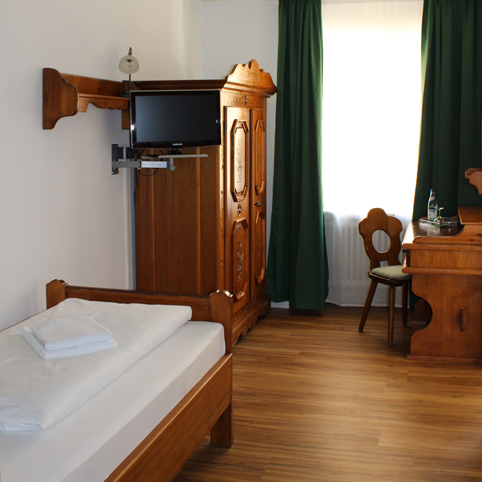 Brotzeitbrettl mit regionalen Wurstspezialitäten, kaltem Braten, Bergkäse und eingelegten gegrillten Gemüse, Dessert, Karamellisierte Apfelkücherl mit Beerenragout, Speisekarte, miteinander, groß, neu, gestaltet, altehrwürdig, Charme, erhalten, Feste, Feiern, Veranstaltungen, 120 Gästen, Gern, Anfrage, Zeit, neues, bieten, Catering, Kochkurs, Küchenchef, Backkurs, Patissier, Fan-Shop, Lieferservice, Schmankerl-Express, Übernachtung im Privatboot auf der Donau, buchen, Facebook, Social Media, Nacht, Durchreise, Radlkeller, perfekt, ausgestattet, Personal, hilft, tatkräftig, Räder, einparken, Sehr, sauber, Unterkunft, bayrisches Bier, immer, gut, April, Toplage, sehr, regional, komfortabel, rundum, wohlgefühlen, Viel, Dank, schön, Aufenthalt, Wirtsfamilie, fair, Preis, Familie, Kinder, persönlich, kümmern, willkommen, Terrassencafé, Verkehrslandeplatz Vilshofen an der Donau, unmittelbar, Nähe, Schiffsanlegestelle, flussaufwärts, Passau, Genießen, gutbürgerlich, Tasse, Kaffee, Stück, selbstgebacken, Kuchen, wunderbar