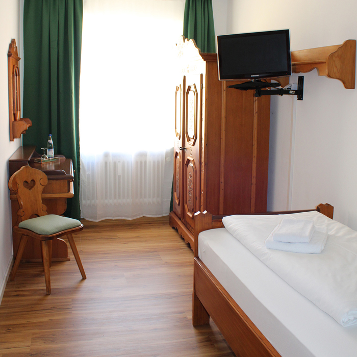 selbstgebacken, Kuchen, wunderbar, Donaupanorama, wirken, Vilshofen, Hotel, Pension, Unterkunft, EInzelzimmer, Doppelzimmer, Übernachtung, Bayerisch, Natur, hautnah, erleben, Kultur, Niederbayern, Donau, Radweg, Passau, Bayerischer Wald, nationalpark, ideal, Abenteuerlustige, Erholungssuchende, Genießen, Auszeit, Wellnesshotel, Donau, direkt, malerisch, Uferpromenade, traumhaft, Radtouren, Passauer Land, Durchreise, Urlaub, perfekt, Erholungserlebnis, helfen, verschiedene, Angebote, Verfügung, Wählen, Massagen, Beauty Behandlungen, Wohlfühlbäder, Therme, Terme, Sauna, Entspannungsurlaub, Gratis, stornierbar, Anreise, Preisgarantie, buchen, sparen, schlafen, bekannt, historisch, Altstadt, Wahrzeichen, Stadtturm, Lage, Dreiflüssestadt, Benediktinerabtei, Schweiklberg, jährlich, Volksfest, groß, Festzug, Feuerwerk, Donaupromenade, Ginkgo-Park, beliebt, Ausflugsziel, Herzen, erwartet, persönlich, familiär, geführt, Haus, behaglich, Atmosphäre, freundlich, Service, WLAN, TV, Zimmer, günstig, Preise