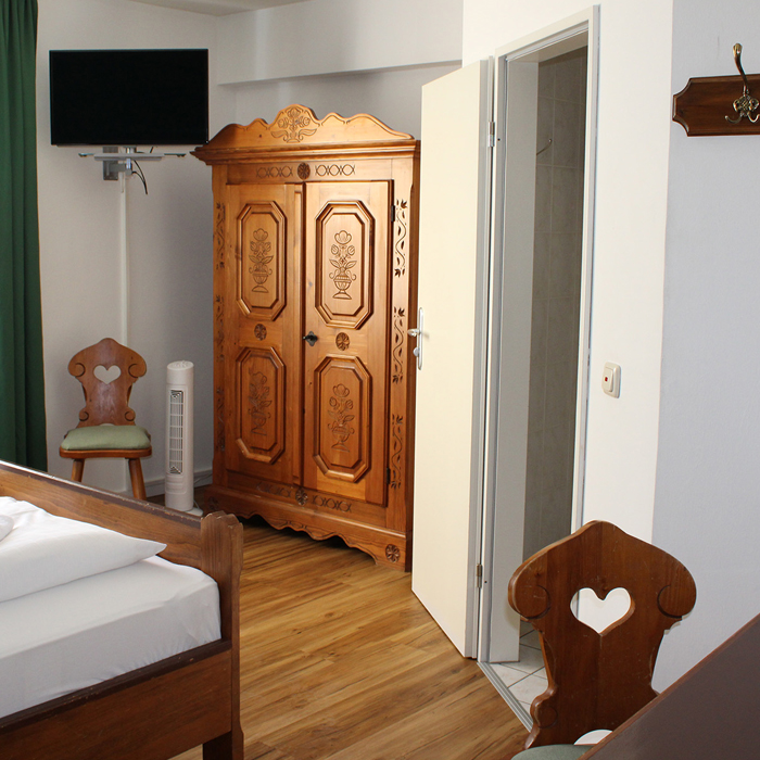 Donaupromenade, Ginkgo-Park, beliebt, Ausflugsziel, Herzen, erwartet, persönlich, familiär, geführt, Haus, behaglich, Atmosphäre, freundlich, Service, WLAN, TV, Zimmer, günstig, Preise, Einfach, schell, sicher, Buchung, Kostenlos, Stornierung, Exklusiv, Businessrabatt, Hotelbewertung, besten, Gästehaus, wenig, Gehminuten, wichtig, Sehenswürdigkeit, Stadt, entfernt, fühlen, ersten, Urlaubstag, rundum, wohl, Kulinarisch, Genuss, viele, Ausflugsziele, Vilshofen, Vilshofen an der Donau, Gastronomie, Gasthaus, Gaststätte, Gasthof, Wirtshaus, Lokal, Essen, Trinken, Eis, Restaurant, Küche, Biergarten, Pension, Zimmer, Fremdenzimmer, Gästezimmer, Übernachten, Schlafen, Unterkunft, Radfahrer, Donauradweg, Bike, eBike, E-Bike, Familie, Begrüßung, Herzlich, Traditionsgasthof, Stadtplatz, servieren, Brauerei, Bräustüberl, traditionell, Bayerische Küche, Gäste, frühstücken, Frühstück, Festsaal, Hochzeiten, Geburtstage, Versammlungen, passenden, Rahmen, gemütlich, Biergartenterrasse, Terrasse