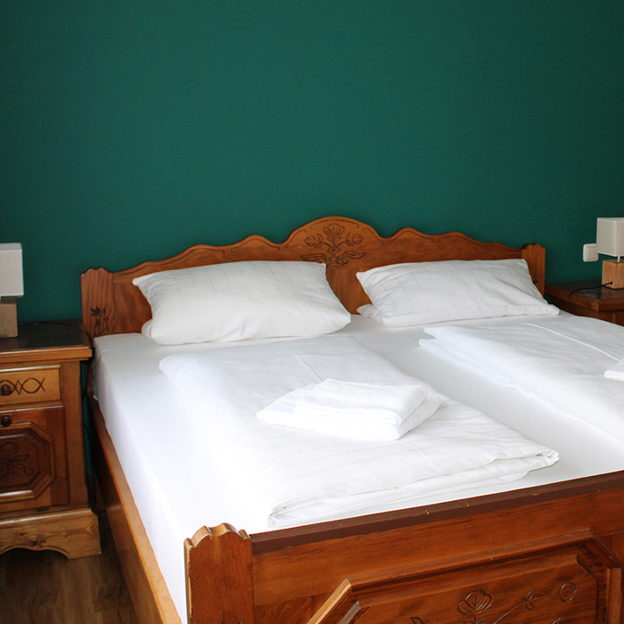 Urlaub, perfekt, Erholungserlebnis, helfen, verschiedene, Angebote, Verfügung, Wählen, Massagen, Beauty Behandlungen, Wohlfühlbäder, Therme, Terme, Sauna, Entspannungsurlaub, Gratis, stornierbar, Anreise, Preisgarantie, buchen, sparen, schlafen, bekannt, historisch, Altstadt, Wahrzeichen, Stadtturm, Lage, Dreiflüssestadt, Benediktinerabtei, Schweiklberg, jährlich, Volksfest, groß, Festzug, Feuerwerk, Donaupromenade, Ginkgo-Park, beliebt, Ausflugsziel, Herzen, erwartet, persönlich, familiär, geführt, Haus, behaglich, Atmosphäre, freundlich, Service, WLAN, TV, Zimmer, günstig, Preise, Einfach, schell, sicher, Buchung, Kostenlos, Stornierung, Exklusiv, Businessrabatt, Hotelbewertung, besten, Gästehaus, wenig, Gehminuten, wichtig, Sehenswürdigkeit, Stadt, entfernt, fühlen, ersten, Urlaubstag, rundum, wohl, Kulinarisch, Genuss, viele, Ausflugsziele, Vilshofen, Vilshofen an der Donau, Gastronomie, Gasthaus, Gaststätte, Gasthof, Wirtshaus, Lokal, Essen, Trinken, Eis, Restaurant, Küche, Biergarten, Pension, Zimmer