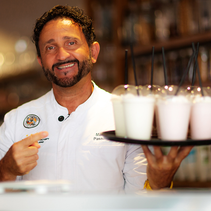 Belag, Gemüse, Fleisch, Fisch, streuen, Schluss, eventuell, frisch, Kräuter, Basilikum, überladen, lange, belegen, knusprig, Vorgeschmack, Übernachtungsgäste, täglich, Vorspeise, Bayerisches Gedeck, Obazda, Griebenschmalz, gekräuterter Hüttenkäse, Gebäck, Hauptgericht, Krustenbraten vom Strohschwein an Knödelduett und Speckkrautsalat in herzhafter Kümmel-Dunkelbier-Jus, Brotzeit, Imbiss, Brotzeitbrettl mit regionalen Wurstspezialitäten, kaltem Braten, Bergkäse und eingelegten gegrillten Gemüse, Dessert, Karamellisierte Apfelkücherl mit Beerenragout, Speisekarte, miteinander, groß, neu, gestaltet, altehrwürdig, Charme, erhalten, Feste, Feiern, Veranstaltungen, 120 Gästen, Gern, Anfrage, Zeit, neues, bieten, Catering, Kochkurs, Küchenchef, Backkurs, Patissier, Fan-Shop, Lieferservice, Schmankerl-Express, Übernachtung im Privatboot auf der Donau, buchen, Facebook, Social Media, Nacht, Durchreise, Radlkeller, perfekt, ausgestattet, Personal, hilft, tatkräftig, Räder, einparken, Sehr, sauber, Unterkunft, bayrisches Bier