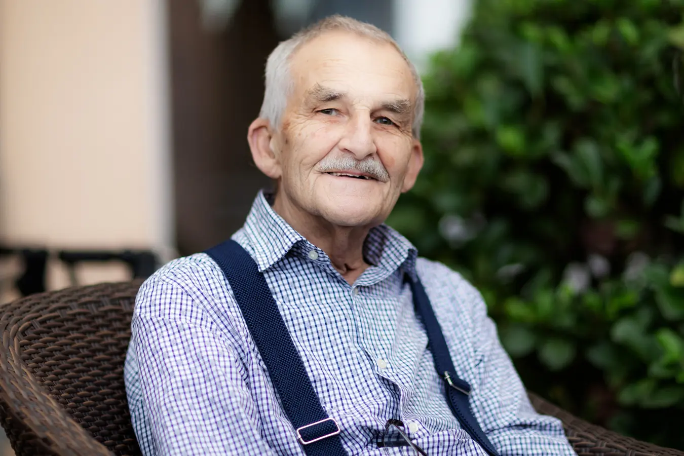 Herzliche Betreuung im St. Vinzenz in Pfarrkirchen: Betreuungsleitung Ingrid Schnell (Ehefrau von Hans Schnell) umsorgt einen glücklichen Tagesgast