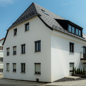 Wohnanlage in Neuburg am Inn mit Fenster und Türen von der Schreienrei Renaltner aus Passau, Höch 21, 94127 Neuburg am Inn in Deutschland.