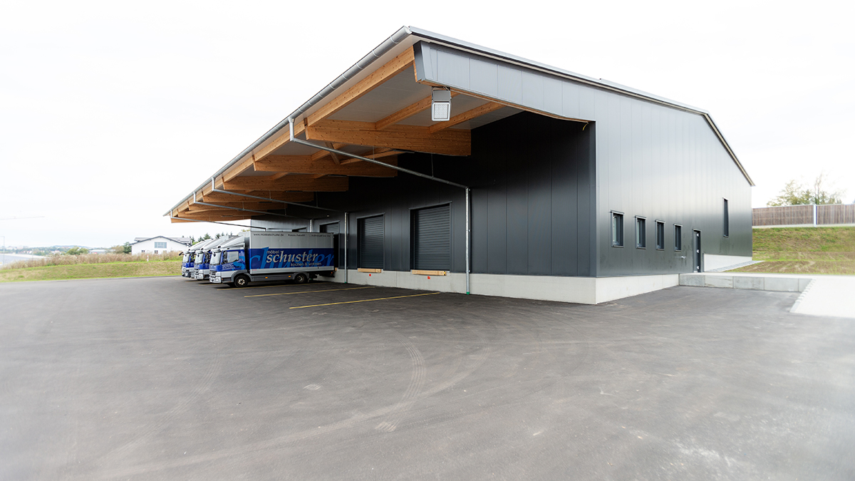 Das Logistikzentrum Möbel Schuster in Passau wurde mit hochwertigen Kunststoff-Fenstern von der Schreinerei Renaltner aus Passau ausgestattet.