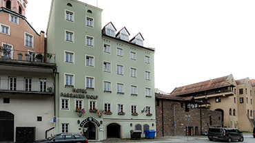 Hotel Passauer Wolf. Fenster für den Denkmal- und Ensembleschutz von Schreinerei Franz Renaltner in Passau, Höch 21, 94127 Neuburg am Inn, Deutschland.