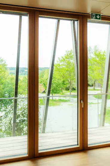 XXXL-Glasfront im Seminarraum der Hochschule im Hofgut Hafnerleiten. Panoramaverglasung für maximale Lichtausbeute, gefertigt durch die Schreinerei Renaltner seit 1926