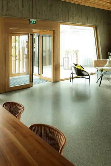 Blick neben dem XXL-Panoramafenster der Schreinerei Renaltner auf den großzügigen Design-Eingangsbereich im Hofgut Hafnerleiten. Modernes Schreinerhandwerk seit 1926.