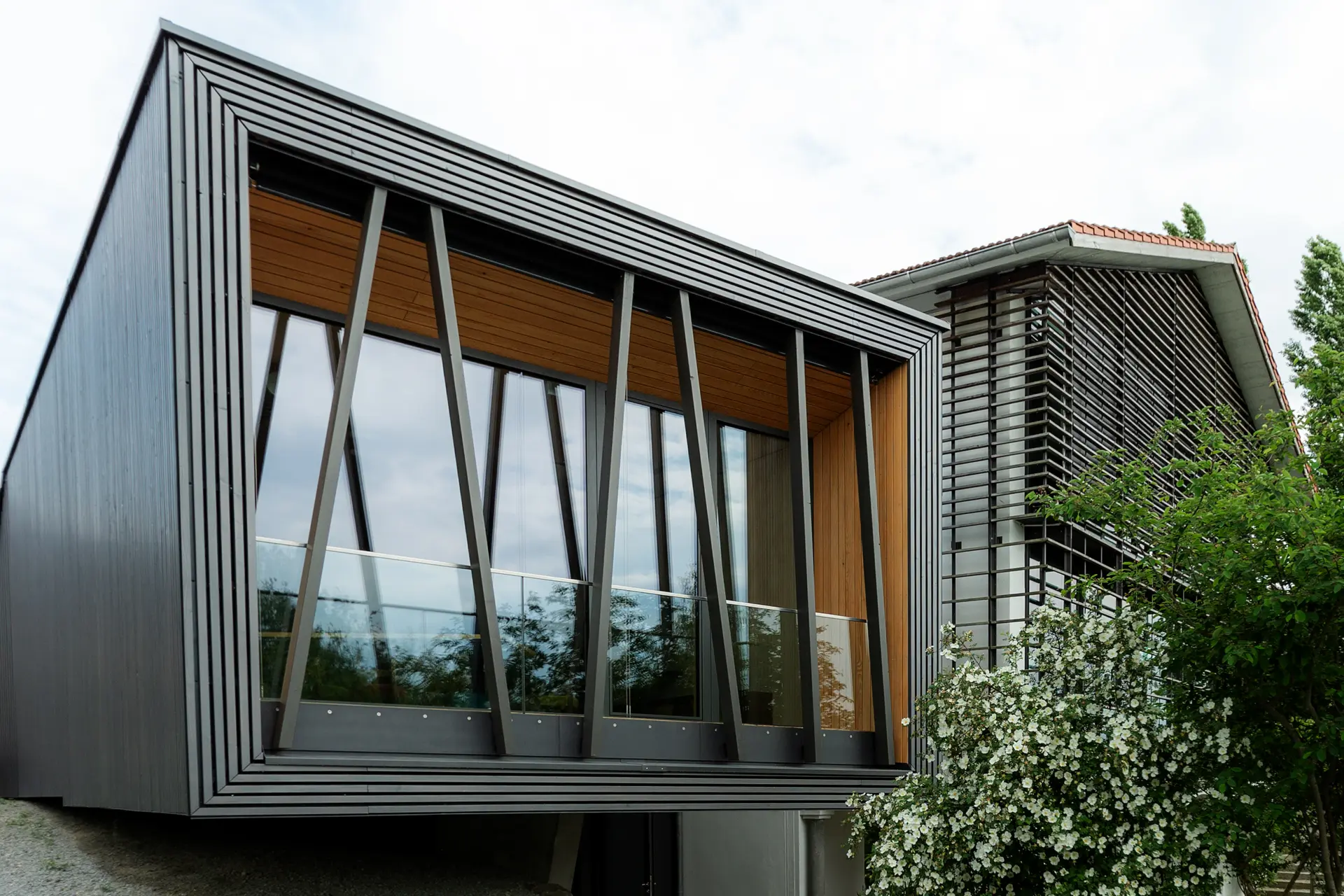 Große Panoramafenster im Hofgut Hafnerleiten bei Bad Birnbach – exklusive Glasfronten von Renaltner für einen ungestörten Blick in die Natur und maximale Entschleunigung.