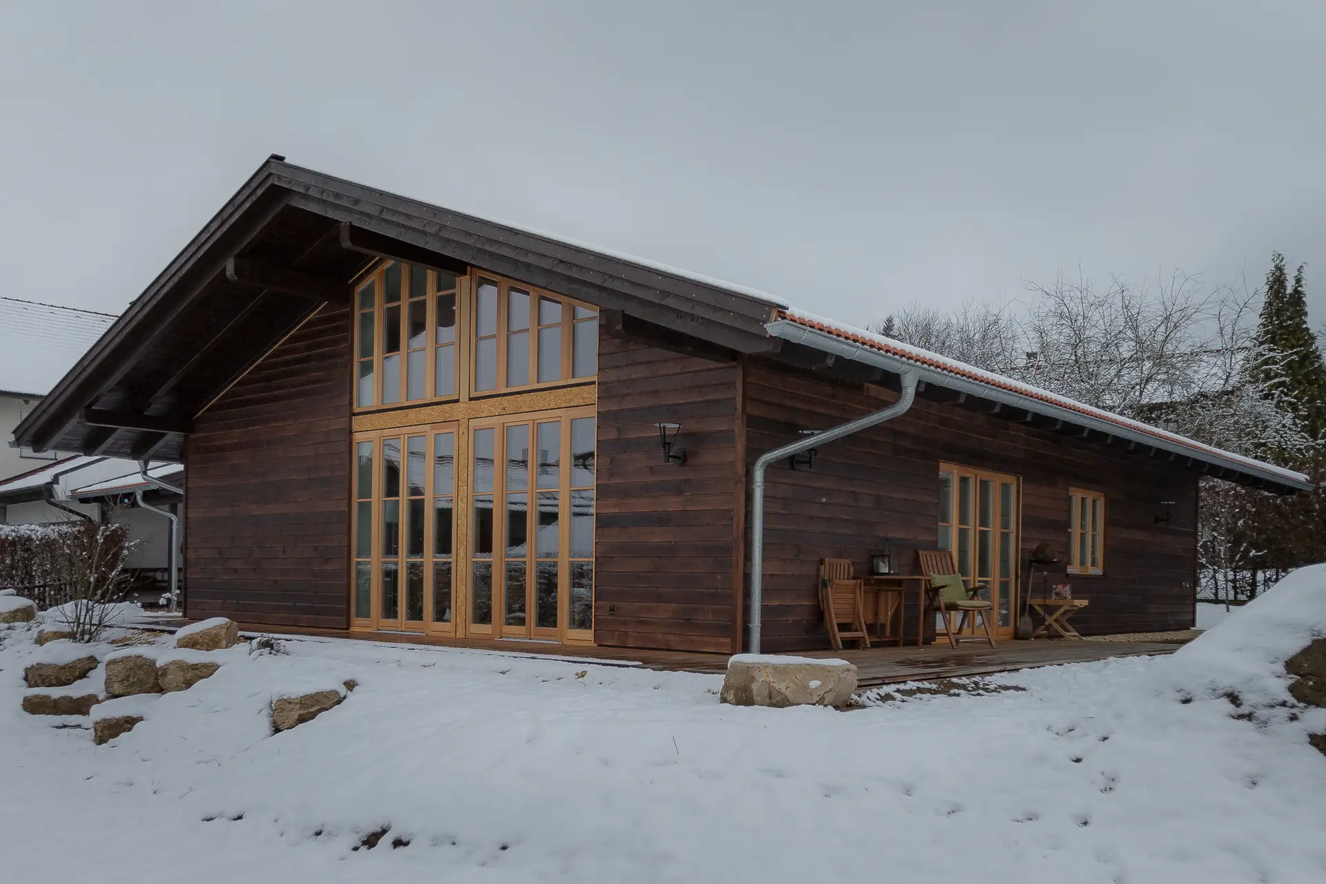 Hohe Fensterkonstruktionen aus Lärche Natur für ein Haus aus Holz im Rottal – lichtdurchfluteter Ess-Wohnbereich und offene Raumgestaltung von Renaltner.