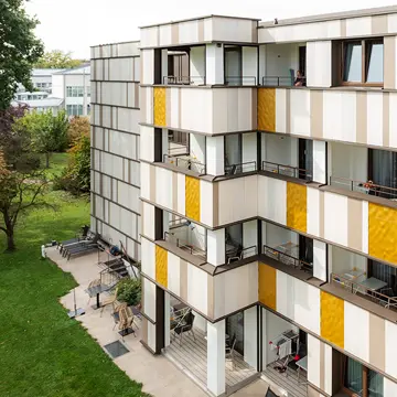 Balkon-Ausblick auf die Thermenlandschaft durch hochwertige Fenster der Schreinerei Franz Renaltner: Maßgearbeitete Glaselemente und Keramikfassade in Bad Füssing, gefertigt vom Fensterspezialisten für Niederbayern und München.