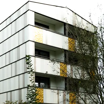 Balkon-Sonderverglasungen im hinteren Bereich des Thermalresorts Köck in Bad Füssing: Präzisionsarbeit der Schreinerei Franz Renaltner, Experte für hochwertigen Fensterbau in Niederbayern, Passau und München.