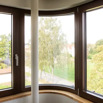 Präzise gefertigtes Rundfenster mit Panorama-Blick: Eine Sonderanfertigung der Schreinerei Franz Renaltner, Ihrem Experten für anspruchsvolle Fensterlösungen und Glasarchitektur in Niederbayern und München.