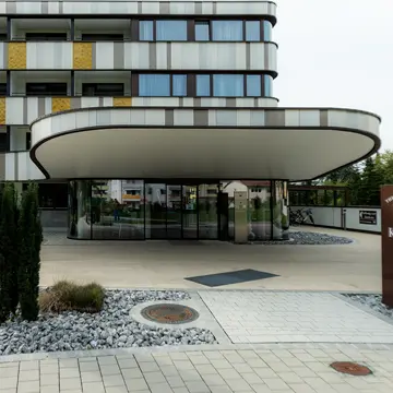 Hochwertige Fenster-Sonderverglasung und moderne Keramikfassade in Bad Füssing: Eine Maßanfertigung der Schreinerei Franz Renaltner, Spezialbetrieb für Fensterbau in Passau, Niederbayern und München.