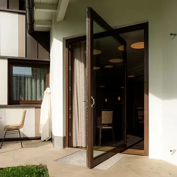 Individuelle Drehtür-Sonderanfertigung für den Hotel-Frühstücksbereich in Bad Füssing: Handwerkskunst der Schreinerei Franz Renaltner, Fachbetrieb für Fensterbau und Spezialverglasungen in Niederbayern und München.