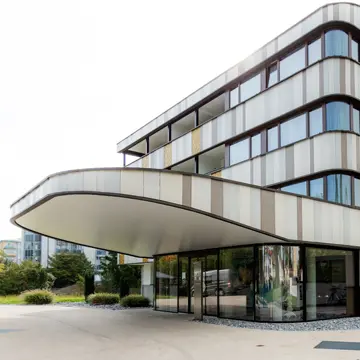 Detailansicht der hochwertigen Keramikfassade und maßgefertigten Fenster-Sonderverglasung der Schreinerei Renaltner beim Projekt Thermalresort Köck.