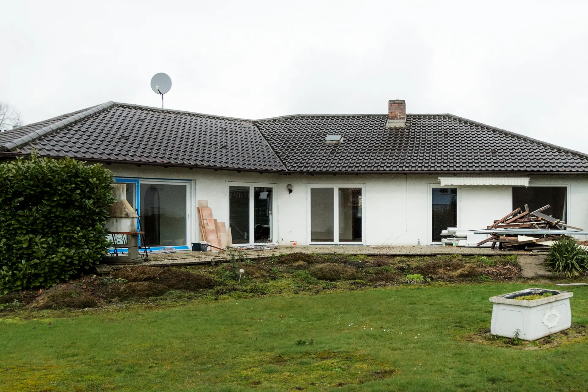 Erfolgreiche Altbausanierung eines Bungalows in Kirchham bei Bad Füssing – Austausch alter Fenster durch moderne, hochwärmedämmende Kunststoff-Fenster von Renaltner.
