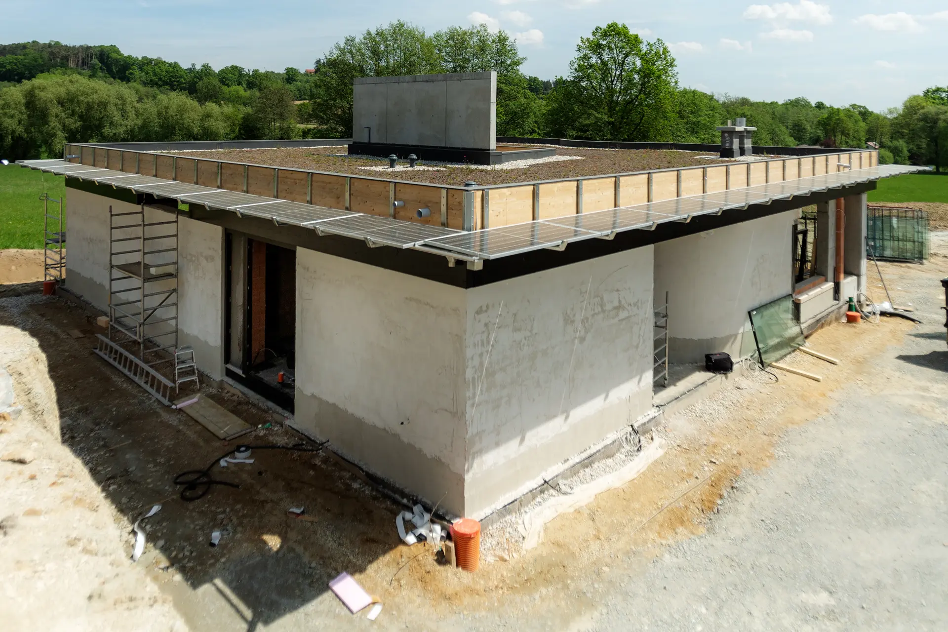 Gigantische XXXL-Panoramafenster in Holz-Alu für einen modernen Bungalow in Bad Griesbach – bodentiefe Glasfronten von Renaltner für maximalen Weitblick.