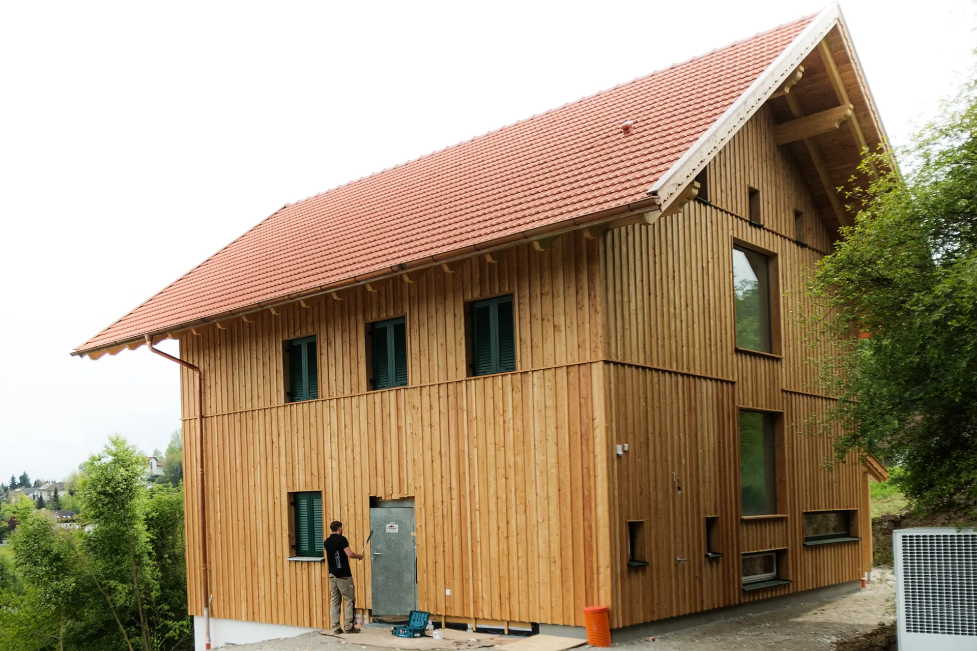 Maßgefertigte Holzfenster für ein besonderes Haus aus Holz in Bad Griesbach – perfekte Integration in die natürliche Fassade durch die Schreinerei Renaltner.