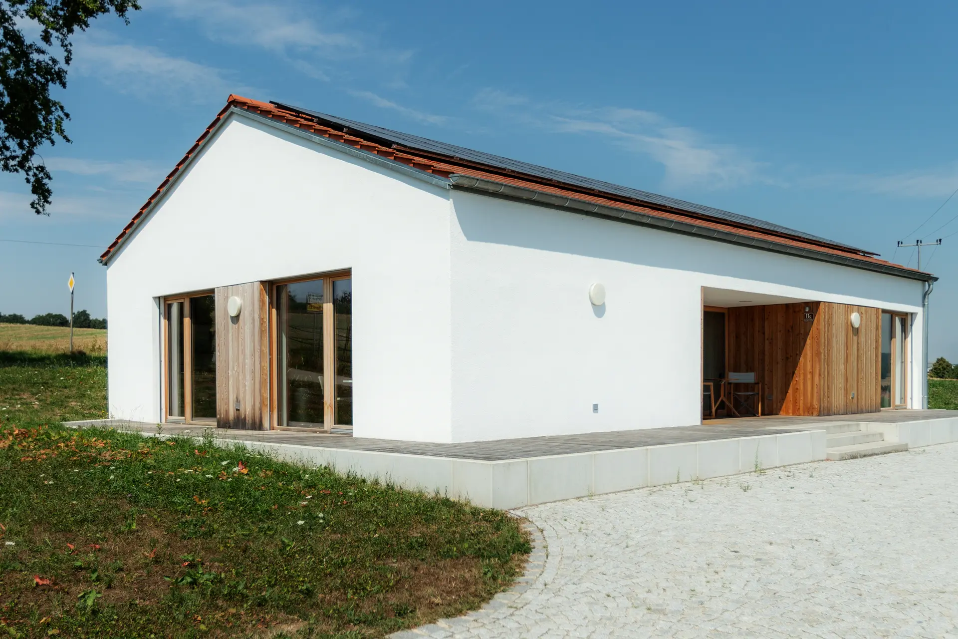 Moderner Gewerbe-Bungalow in Thiersbach Hübing mit hochwertigen Holzfenstern der Schreinerei Renaltner – repräsentative Fassadengestaltung für Unternehmen.