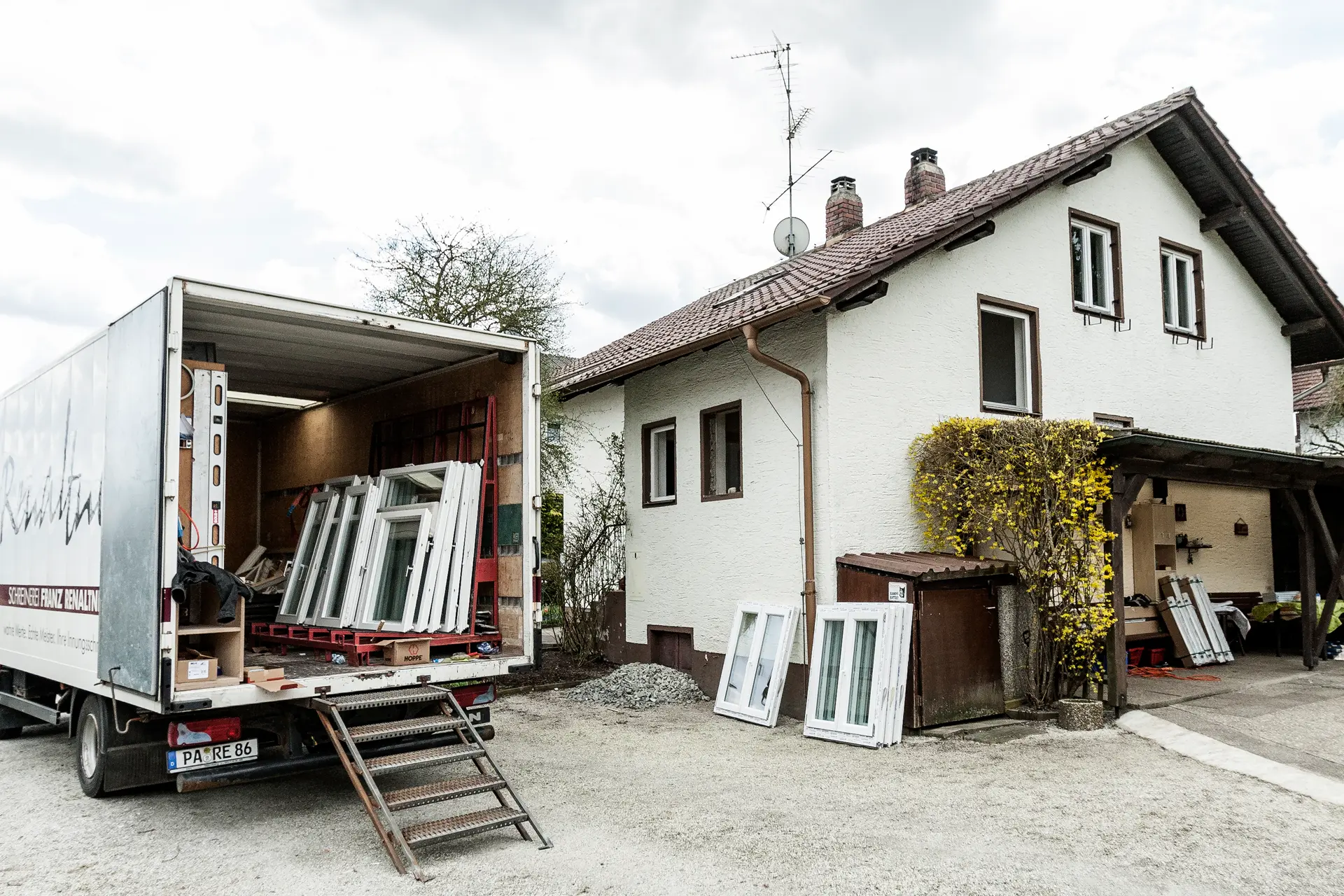 Fachgerechter Fenstertausch in Bad Höhenstadt – Ausbau der alten Fenster durch Schreinerei Renaltner ohne jede Beschädigung am Mauerwerk.
