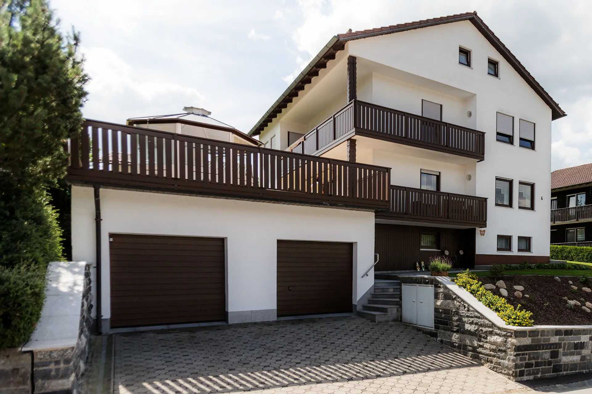 Moderne Kunststoff-Alu-Fenster in Deggendorf mit verdeckten Bändern für eine flächige Optik und besonders einfache Reinigung – montiert von Schreinerei Renaltner.