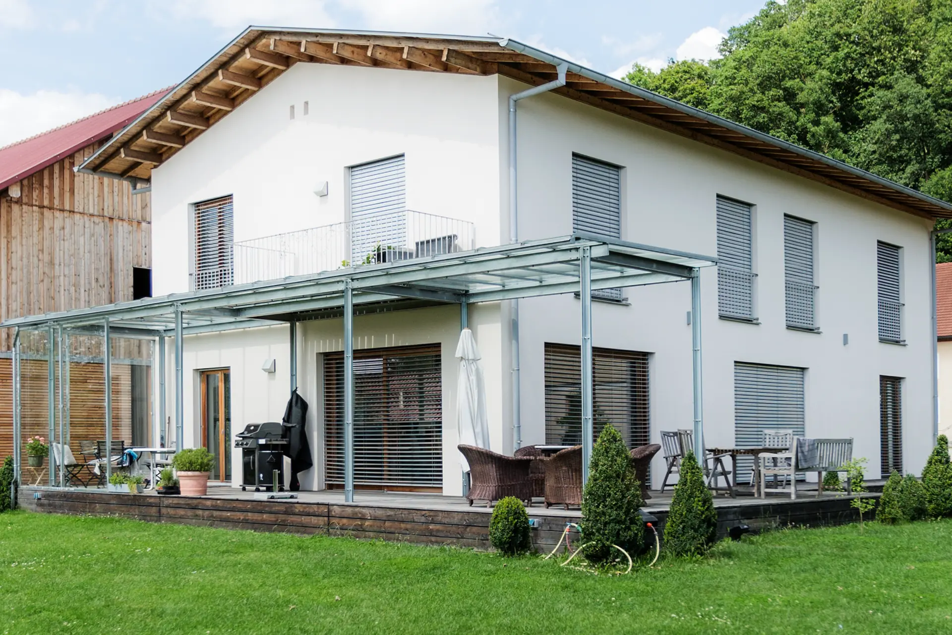 Maßgefertigte Holzfenster für einen Neubau in Deggendorf Fischerdorf – natürliche Ästhetik und gesundes Raumklima durch die Schreinerei Renaltner.