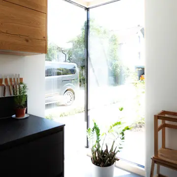 XXL Eckfenster bodentief in Küche eines Neubaus in Fürstenzell, gefertigt von der Schreinerei Franz Renaltner aus Passau – Ihr Experte für Fensterbau seit 1926.