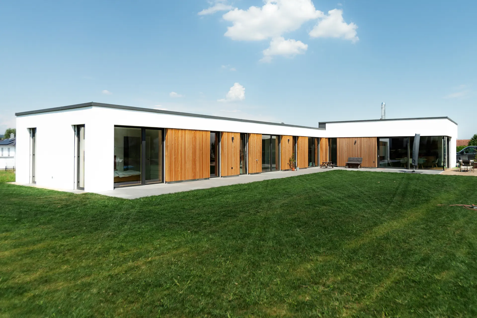 Beeindruckende Panoramafenster in XXL für einen modernen Bungalow – großflächige Glasfronten von Renaltner für ein grenzenloses Wohngefühl.