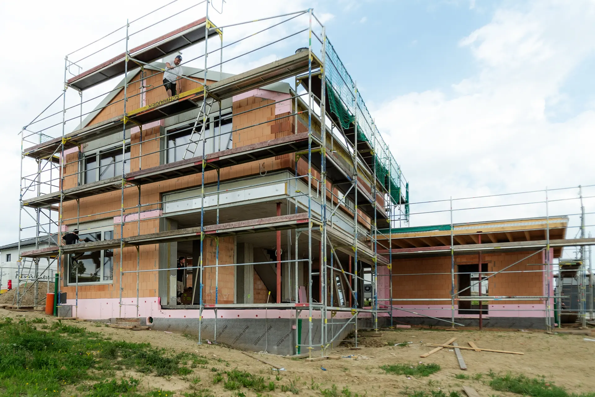 Hochwertige Holz-Aluminium-Fenster am Hirschenstein in Fürstenzell – natürliche Holzoptik innen und wetterfeste Aluschale außen von Schreinerei Renaltner.