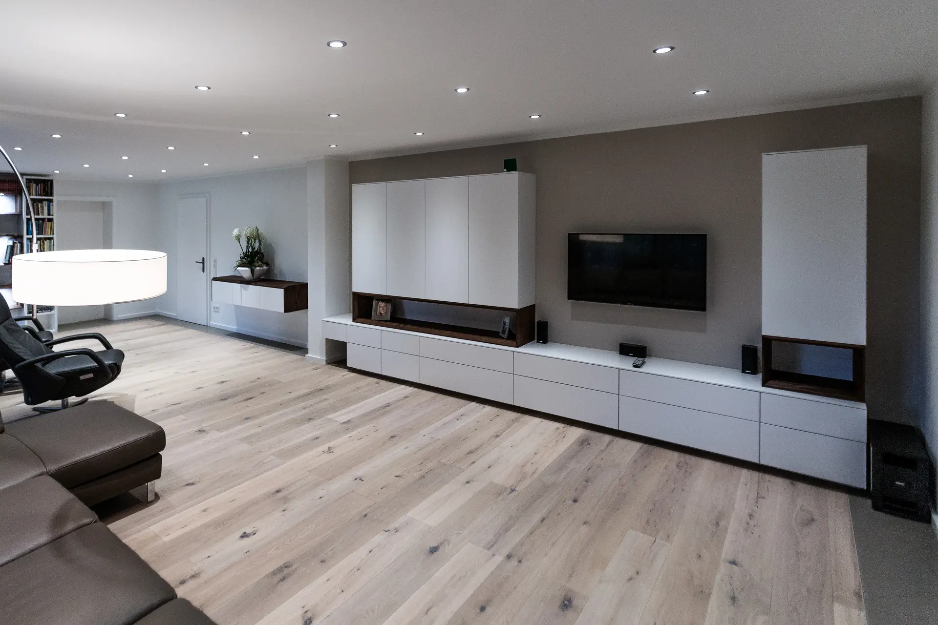 Komplettabwicklung einer Wohnraum-Renovierung in Fürstenzell: Schreinerei Renaltner als alleiniger Ansprechpartner für Fenster, Heizung, Boden und Möbel.