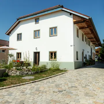 Fassade eines Bauernhauses in Fürstenzell-Scheuereck mit maßgefertigten Holzfenstern und Türen der Schreinerei Franz Renaltner – Fachbetrieb für hochwertige Fensterlösungen in Passau, Niederbayern und München seit 1926.