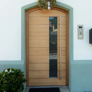 Traditionelle Holz-Haustür mit Glasfüllung an einem Bauernhaus in Fürstenzell-Scheuereck, maßgefertigt von Schreinerei Franz Renaltner, dem Spezialisten für Fenster und Türen in Passau und Niederbayern seit 1926.